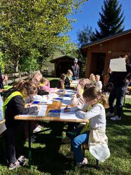 Obisk najmlajših osnovnošolcev pri čebelnjaku (6)